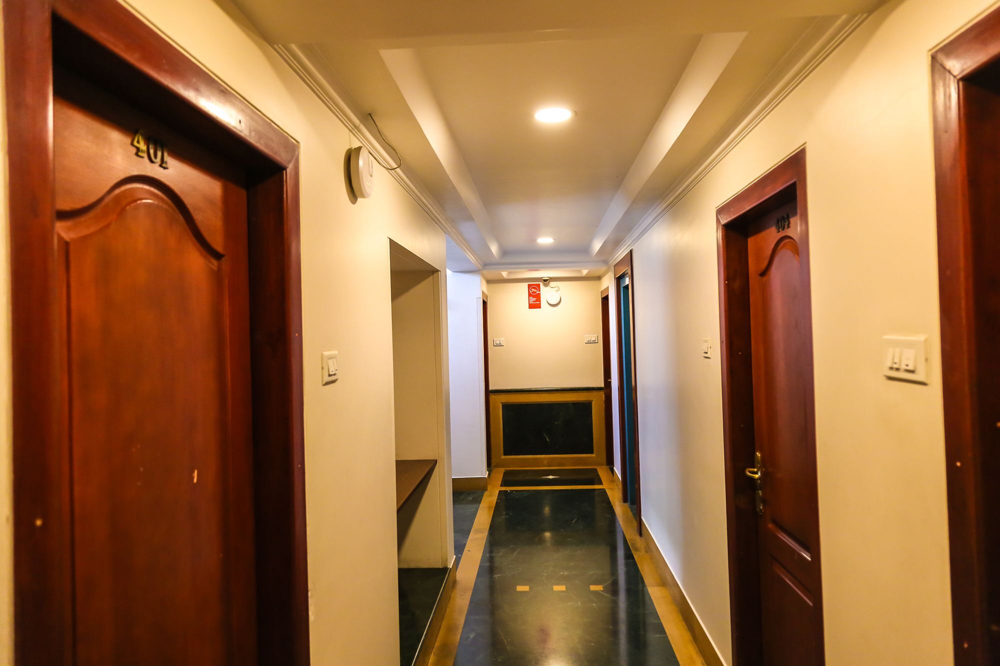 Hotel Lotus Пюн Екстериор снимка