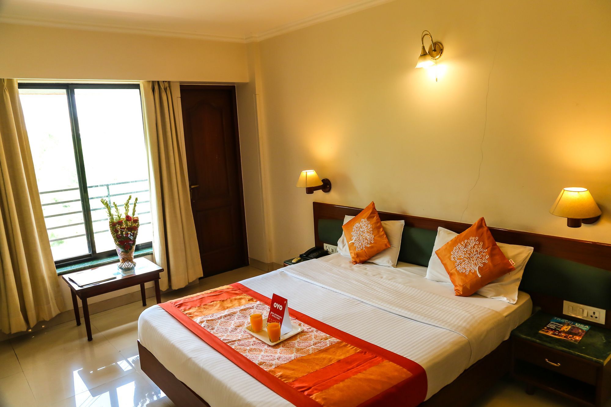 Hotel Lotus Пюн Екстериор снимка
