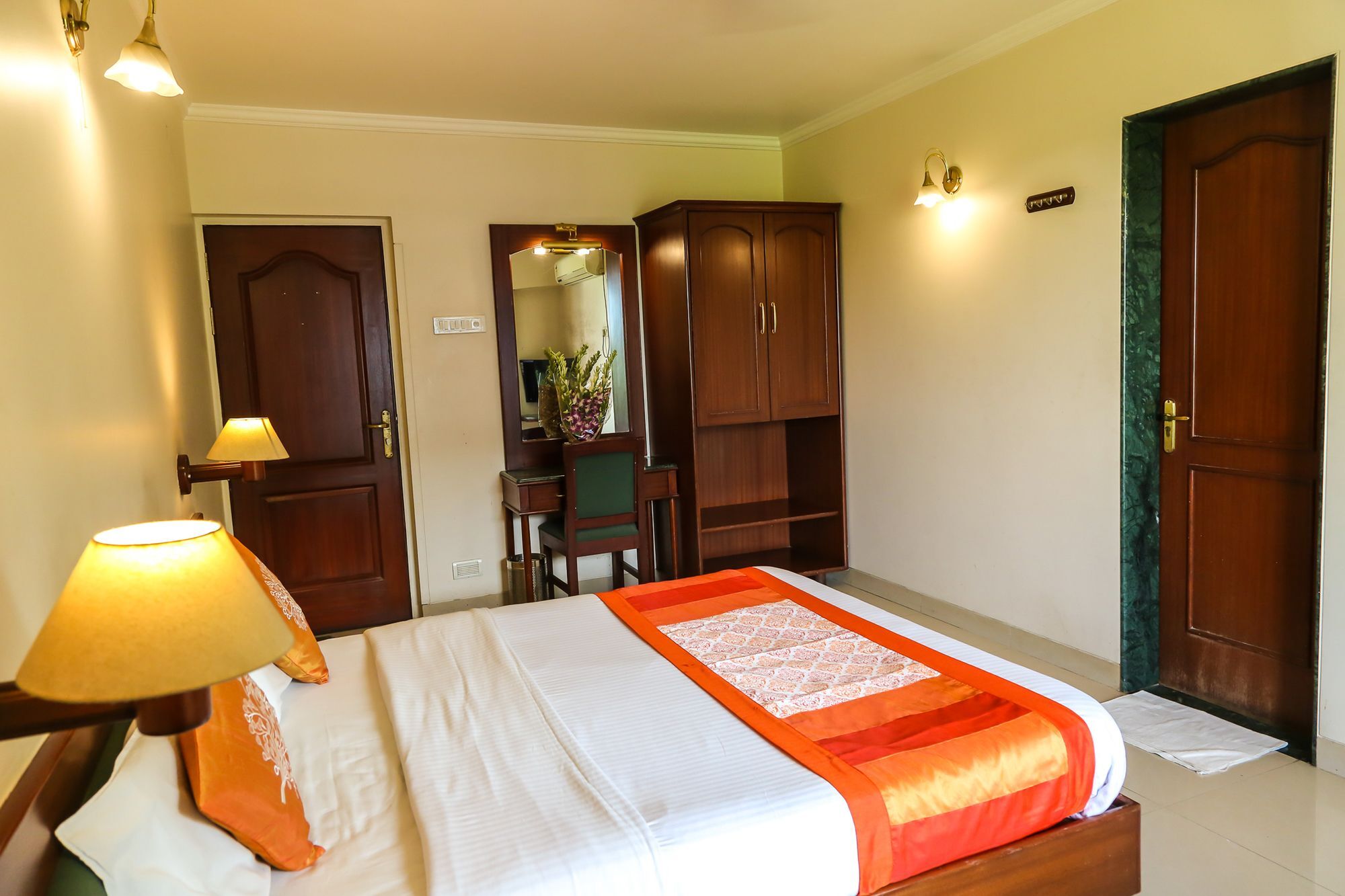 Hotel Lotus Пюн Екстериор снимка